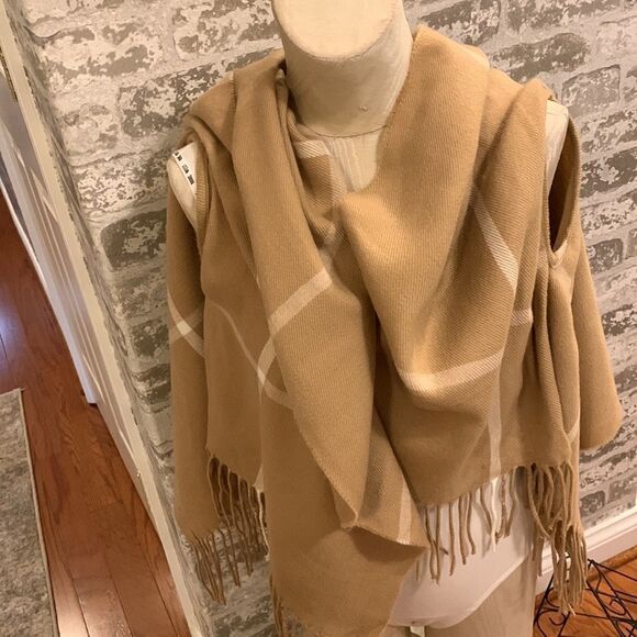 Shawl/kimono/wrap with arm holes. This is a one size fits all! - Picture 3 of 4